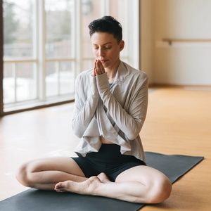 Zyia Cream Yoga Shawl size Medium